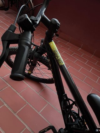 Bicicleta infantil negra y otro plegable adulto