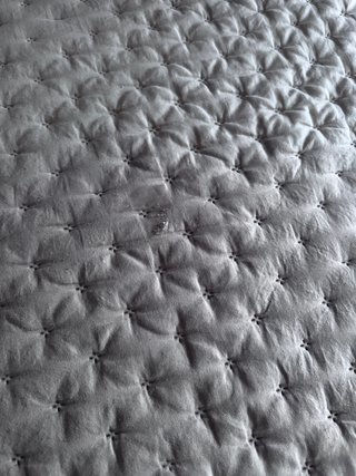 Colcha beige cama 150 reversible.