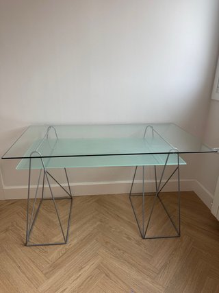 Escritorio de cristal y metal