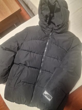 Chaqueta acolchada negra para niño
