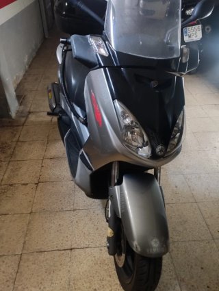 Yamaha Maxi Scooter Plata y Negro 250 cc