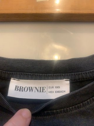 Camiseta Brownie estrellas negra. Hombros Cut off
