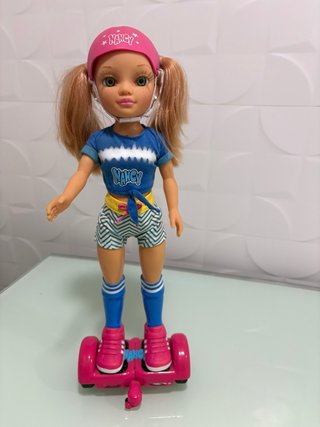 Muñeca Nancy con patinete hoverboard