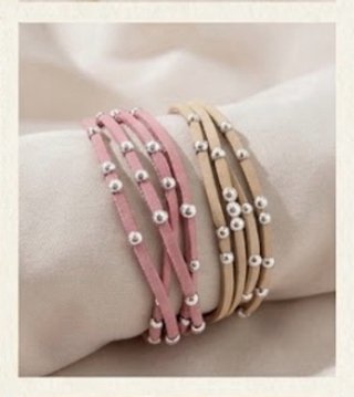 Pulsera de cordón tipo ante con cuentas plateadas.