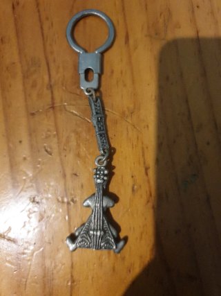 Llavero con figura de guitarra