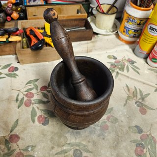 Mortaio in legno antico