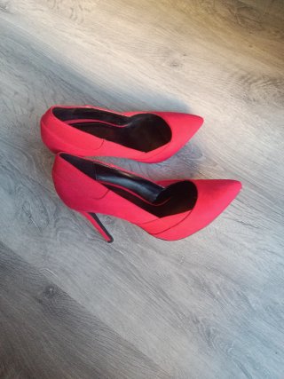 Zapatos de tacón de aguja rojos.