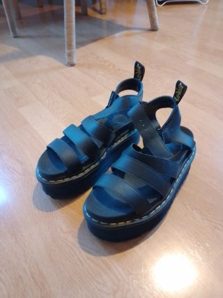 Sandalias Dr. Martens plataforma negras