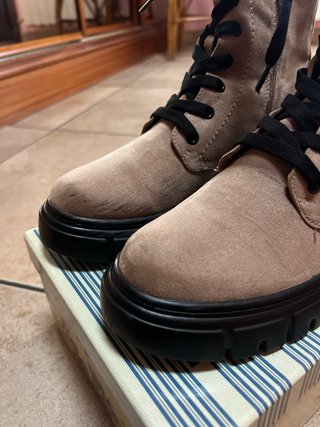 Botas Beige con Cordones Negros militar