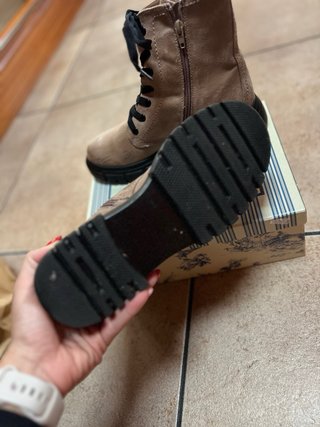 Botas Beige con Cordones Negros militar