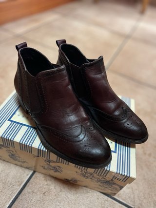 Botines marrones estilo clásico chelsea