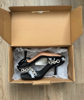 Tacones negros con pedrería