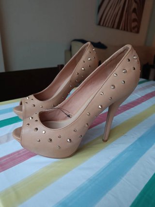 Zapatos de tacón beige con tachuelas