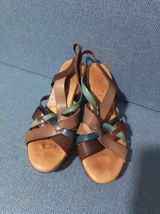 Sandalias de pie con tacón, tiras multicolor.