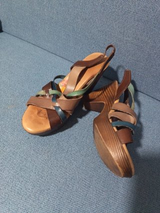 Sandalias de pie con tacón, tiras multicolor.
