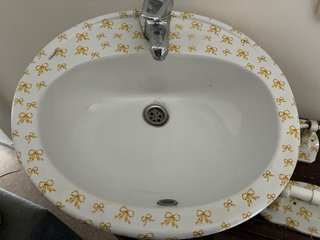 Mueble baño lavabo espejo y accesorios