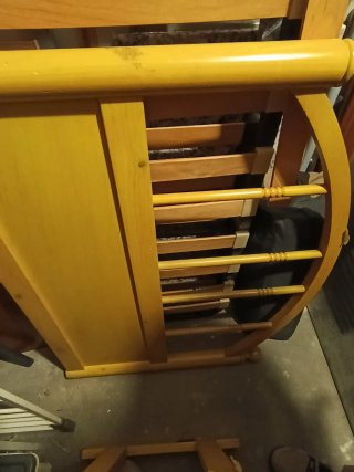 Estructura de cama de madera con somier