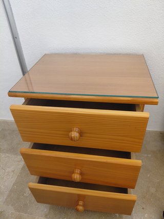 Mesilla de noche de madera con 3 cajones