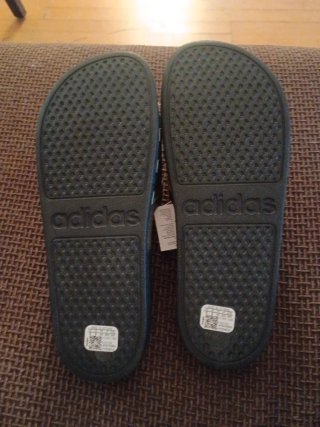 Chanclas Adidas Negras y Doradas