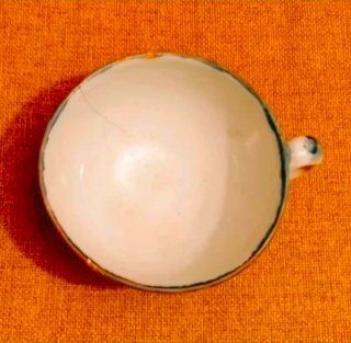 Taza de cerámica antigua decorada