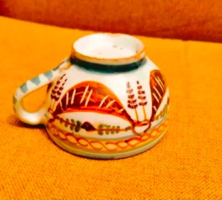 Taza de cerámica antigua decorada