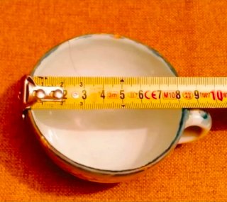 Taza de cerámica antigua decorada