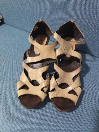 Sandalias beige tacón cremallera