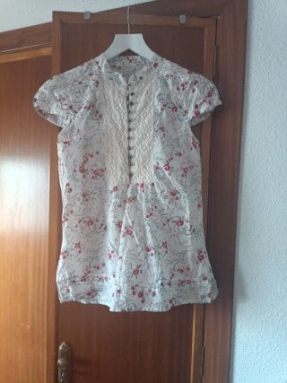 Blusa floral con encaje