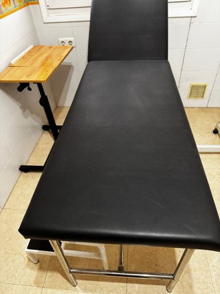 Camilla de polipiel de 1,70 x70x60perfecto estado