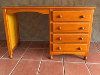 Scrivania in legno con 4 cassetti
