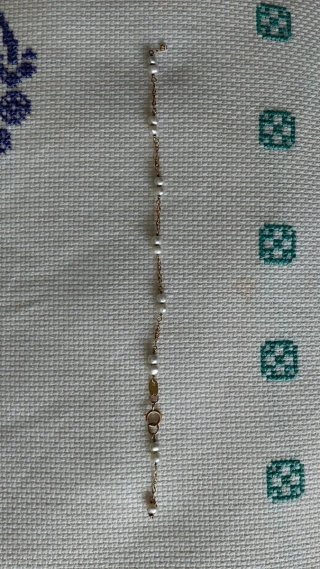Pulsera de oro con perlas. No me entra es muy. Bon