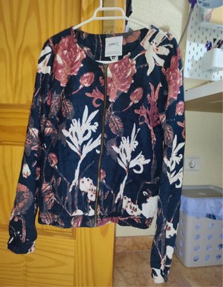 Chaqueta ONLY floral