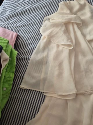 Vestido corto beige, falda pantalón.  Sin estresan