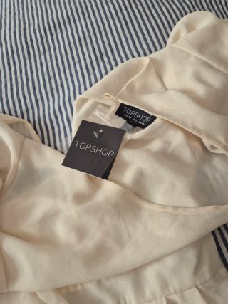 Vestido corto beige, falda pantalón.  Sin estresan
