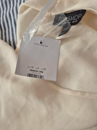 Vestido corto beige, falda pantalón.  Sin estresan