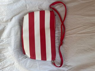 Bolsa roja y blanca con tirante