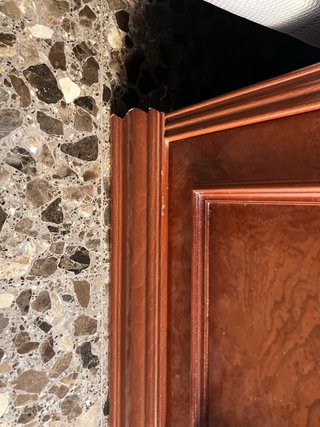 Armadio classico in legno a 3 ante con cassettiera.