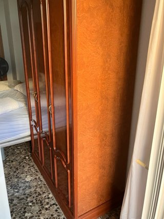 Armadio classico in legno a 3 ante con cassettiera.