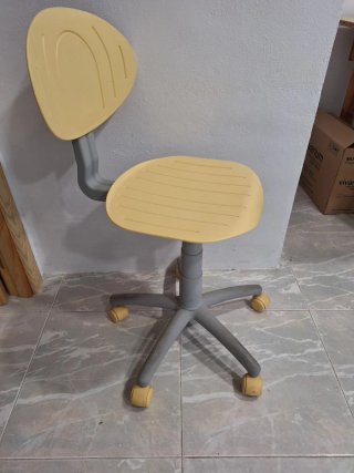 Silla con ruedas amarilla y gris