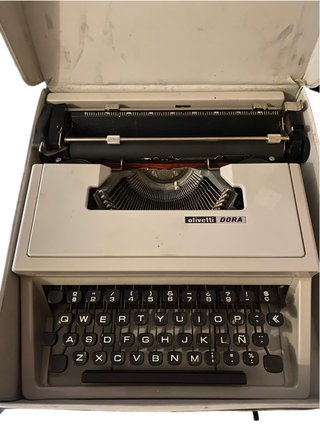 Máquina de escribir Olivetti Dora caja original.