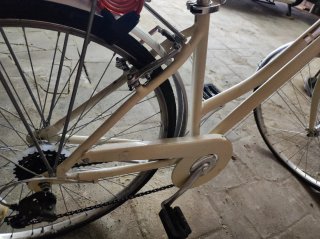 Bicicleta de ciudad color crema