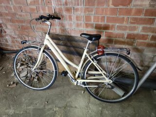 Bicicleta de ciudad color crema