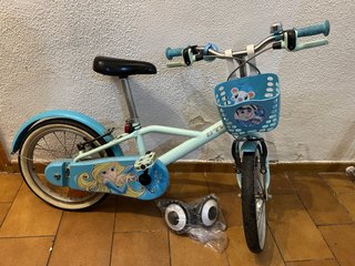 Bicicleta infantil azul con cesta y ruedas