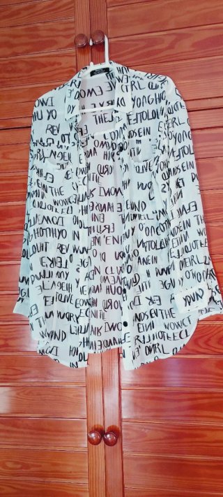 Camisa Bershka Blanca con Letras Negras