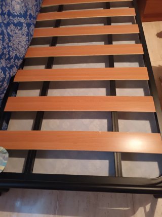 Somier con patas metálicas y lamas de madera