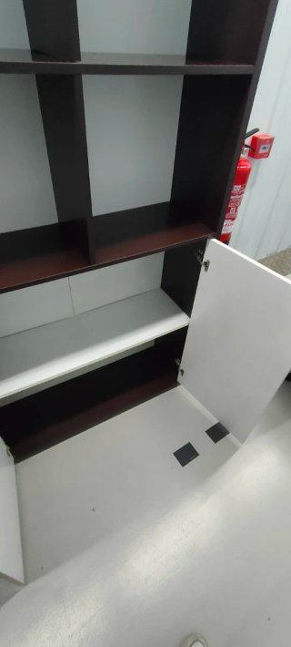 Librería con armario marrón y blanco