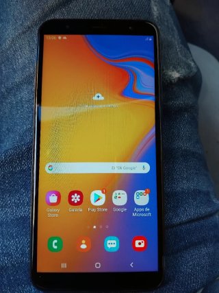 Samsung Galaxy J4+ con design elegante e finitura nera