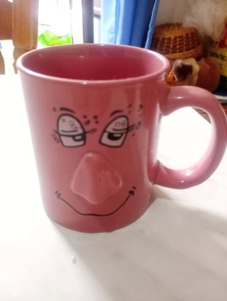 Tazza rosa con naso tridimensionale