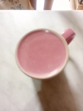 Tazza rosa con naso tridimensionale