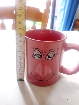 Tazza rosa con naso tridimensionale